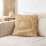 Boho Cushion en raffie - 40x40 cm coussin tissé décoratif - Coussin canapé - oreiller carré beige naturel fait à la main de Raffia en situation