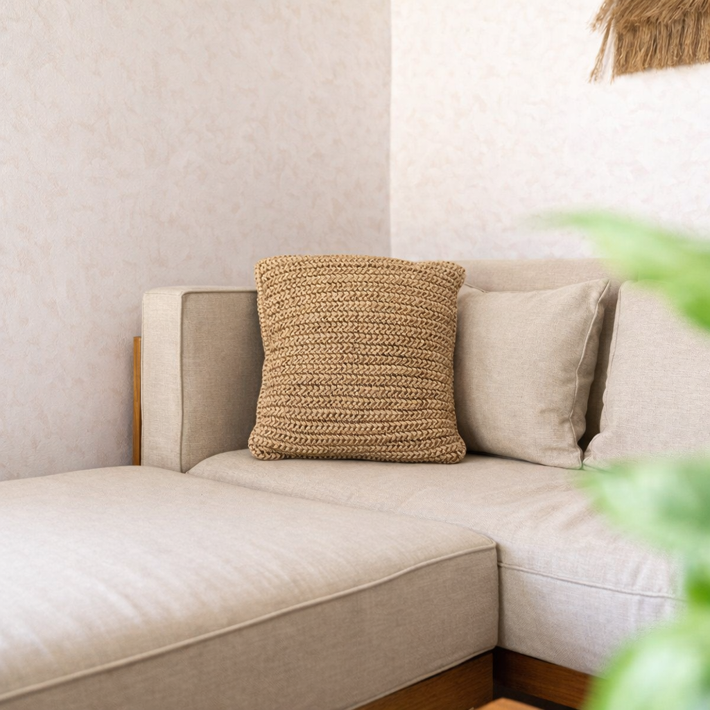 Boho Cushion en raffie - 40x40 cm coussin tissé décoratif - Coussin canapé - oreiller carré beige naturel fait à la main de Raffia en situation