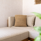 Boho Cushion en raffie - 40x40 cm coussin tissé décoratif - Coussin canapé - oreiller carré beige naturel fait à la main de Raffia en situation