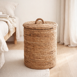 Panier à linge avec couvercle OMBAK en fibre de banane en situation