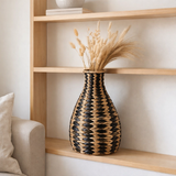 Vase boho tissé DAYANA noir en jacinthe d'eau en situation