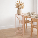 Table à plantes Adine Rose clair en situation