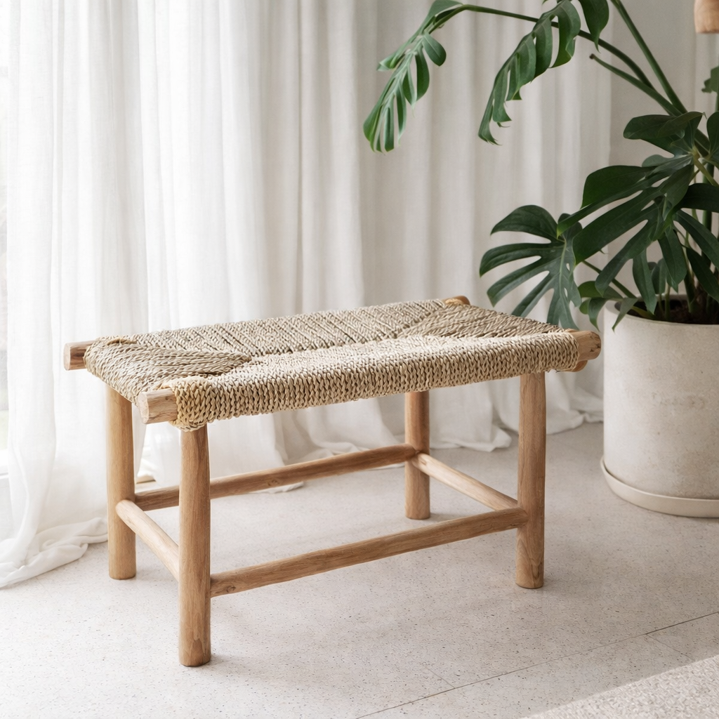 Banc SUNGAI en bois massif avec surface d'assise en jonc de mer tissé en situation