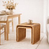 Table d'appoint en rotin avec structure en métal stable – Table basse fabriquée à la main BAYU en situation