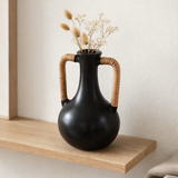 Vase noir petit vase décoratif moulé à la main en argile pour fleurs séchées ou fraîches SELAYAR en situation