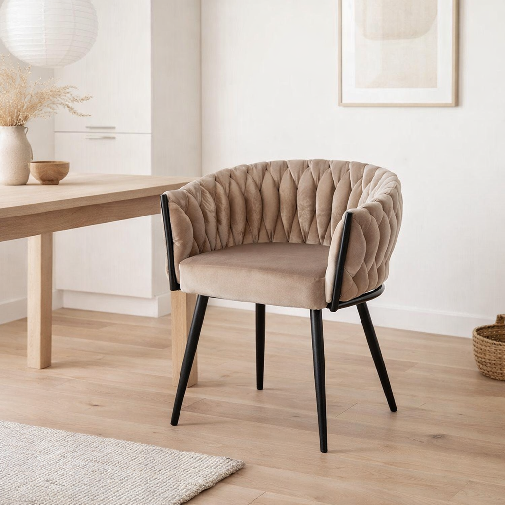 Chaise Eva Velours Taupe Cadre Noir en situation