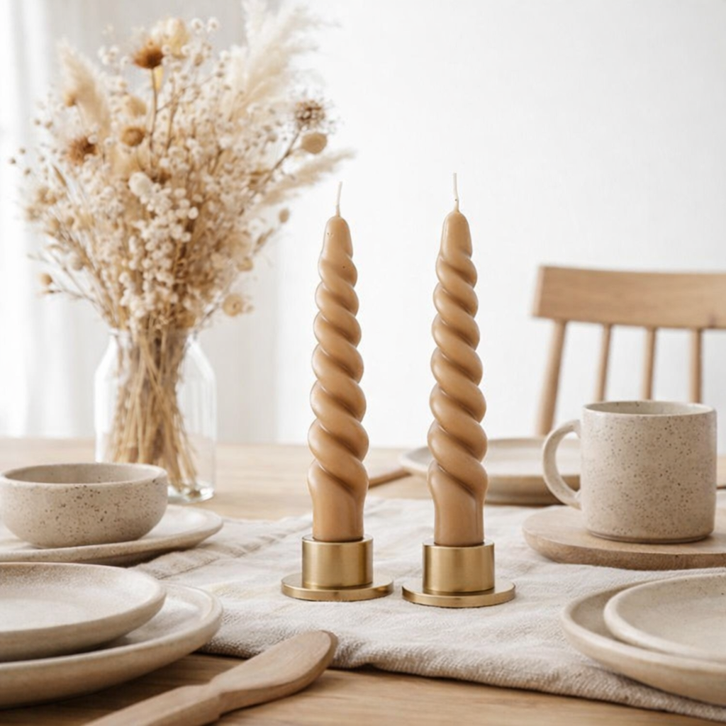 Bougie de table Twist Marron clair en situation