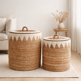 Panier à linge avec couvercle tissé à la main en fibre de banane EMPAT Grand panier décoratif avec macramé en coton blanc (2 tailles) en situation