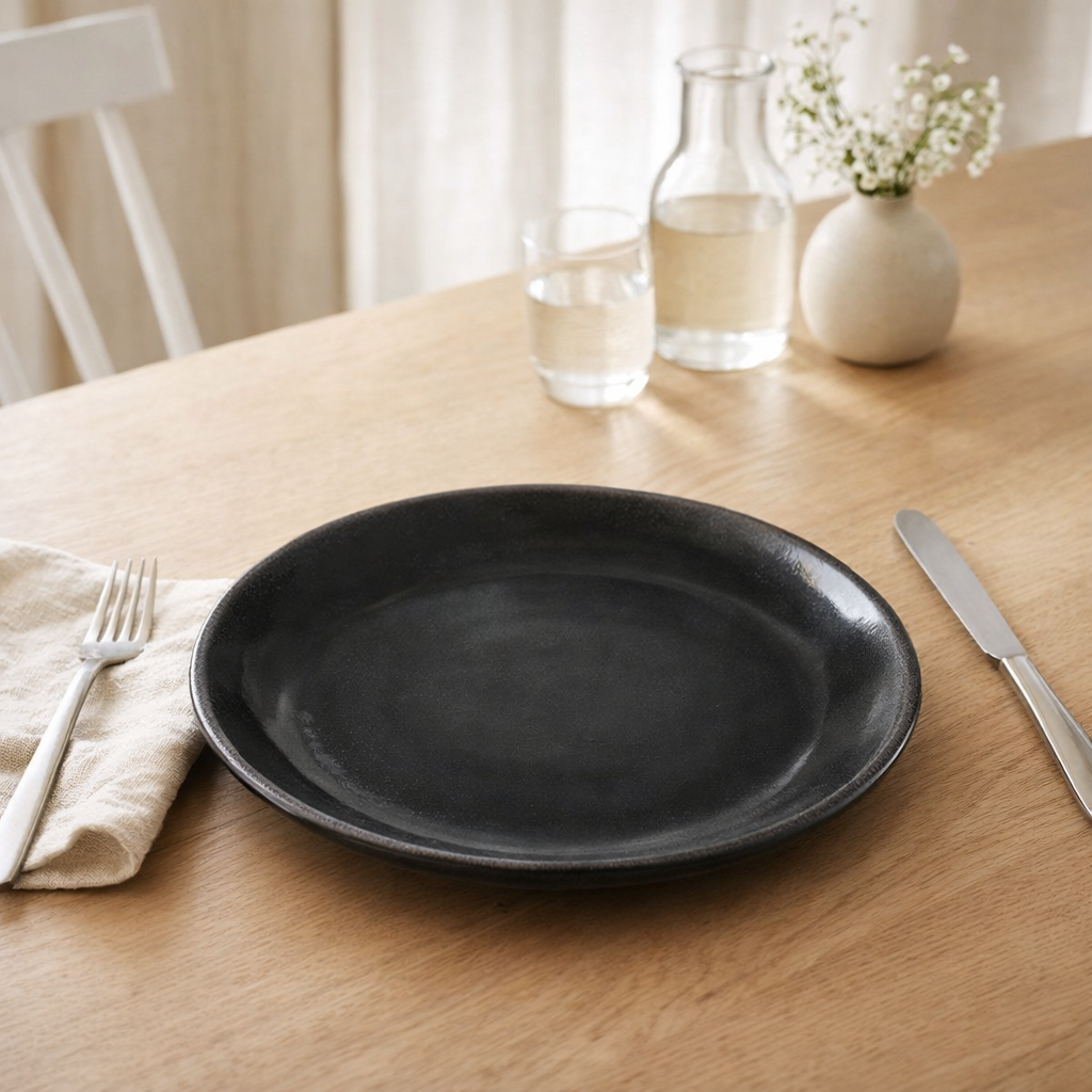 Assiette plate Tabo Noir en situation