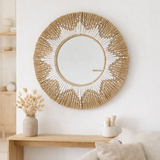 Miroir mural rond en jonc de mer – Miroir suspendu bohème – Miroir mural avec franges et motif en coton blanc (Ø 60 cm) RANDU en situation