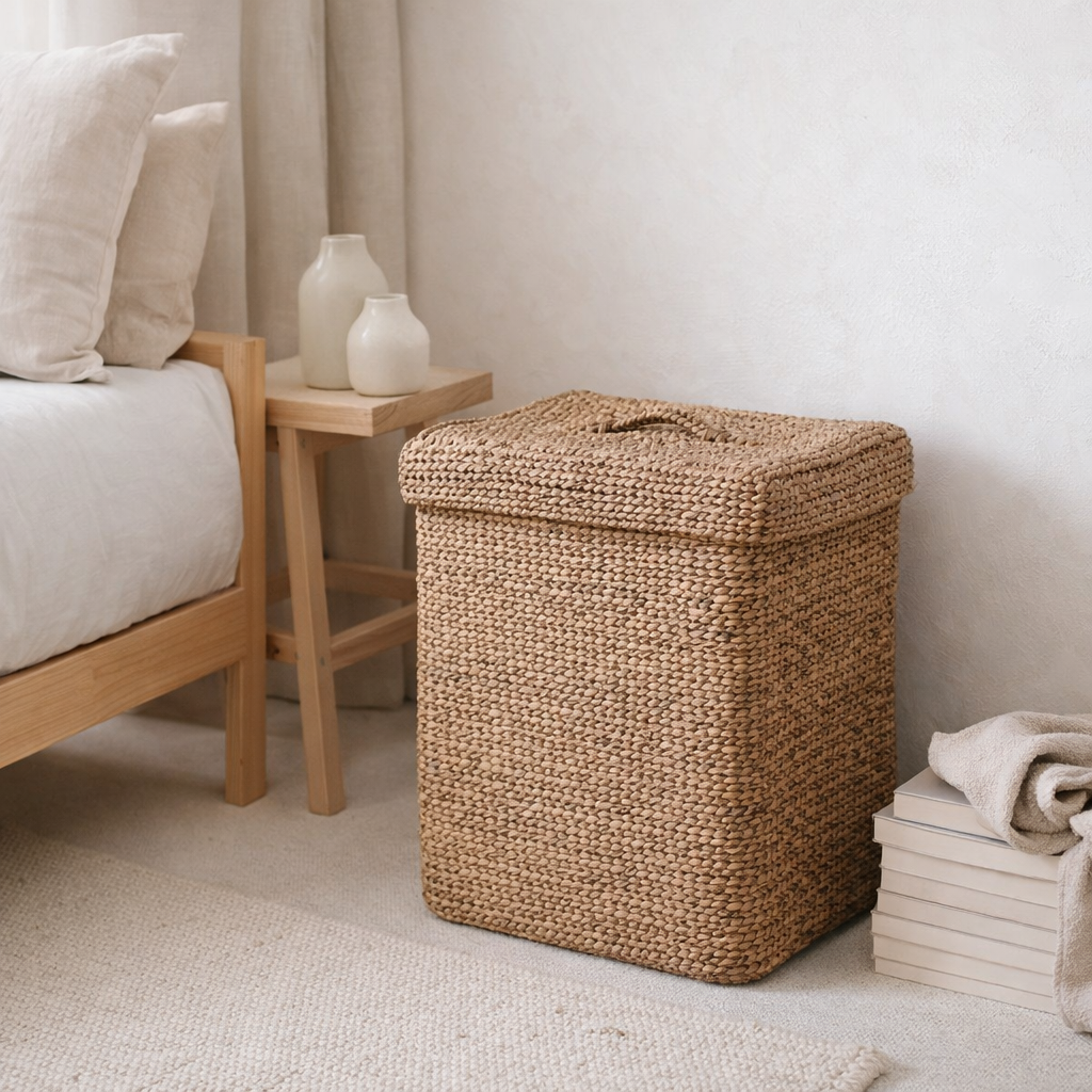 Grand panier à linge avec couvercle - panier brun tissé décoratif - panier à linge rectangulaire - panier boho fait à la main de Water Hyacinth Semeru en situation