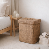 Grand panier à linge avec couvercle - panier brun tissé décoratif - panier à linge rectangulaire - panier boho fait à la main de Water Hyacinth Semeru en situation