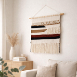 Grande macrame suspendu - décoration murale boho tissée - Muron de coton moderne matériau naturel - décoration murale tissée à la main 120x95 cm Udara en situation