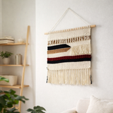 Grande macrame suspendu - décoration murale boho tissée - Muron de coton moderne matériau naturel - décoration murale tissée à la main 120x95 cm Udara en situation