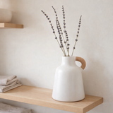 Vase blanc petit vase décoratif pour fleurs séchées ou fraîches coulé à la main en argile avec poignée en rotin SANA en situation