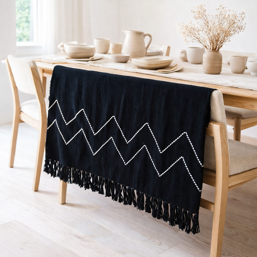 Jeté noir tissé à la main – Couvre-lit bohème – Franges et motif zigzag Plaid – Couverture de canapé confortable – Jeté en coton 140x200 cm LINGGAH en situation