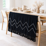 Jeté noir tissé à la main – Couvre-lit bohème – Franges et motif zigzag Plaid – Couverture de canapé confortable – Jeté en coton 140x200 cm LINGGAH en situation