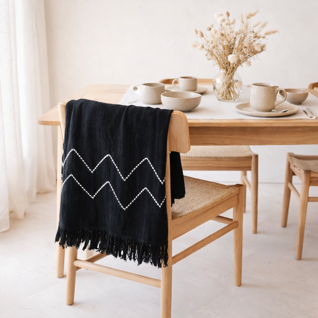Jeté noir tissé à la main – Couvre-lit bohème – Franges et motif zigzag Plaid – Couverture de canapé confortable – Jeté en coton 140x200 cm LINGGAH en situation