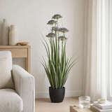 Plante artificielle ornementale violette en situation