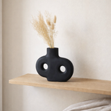 Vase noir petit vase décoratif moulé à la main en argile pour fleurs séchées ou fraîches LEMBAH en situation