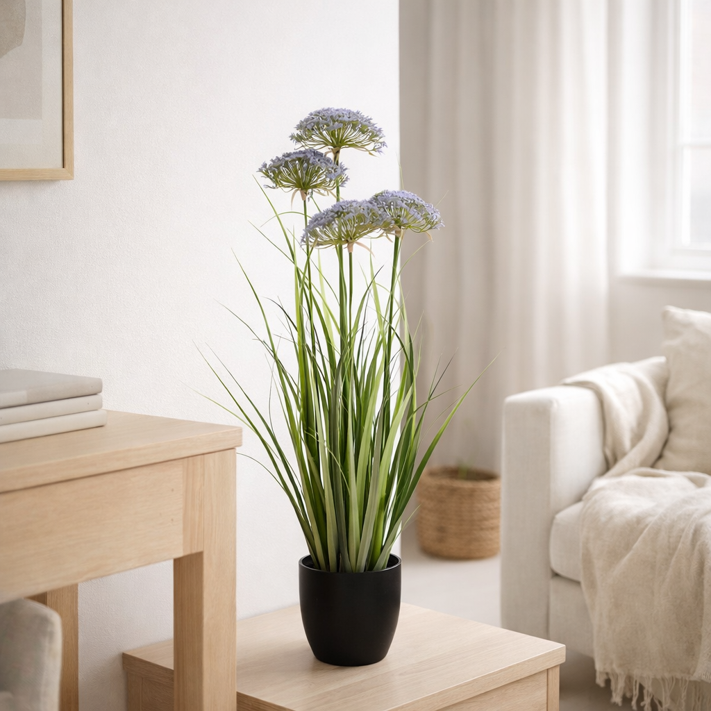Plante artificielle ornementale violette en situation