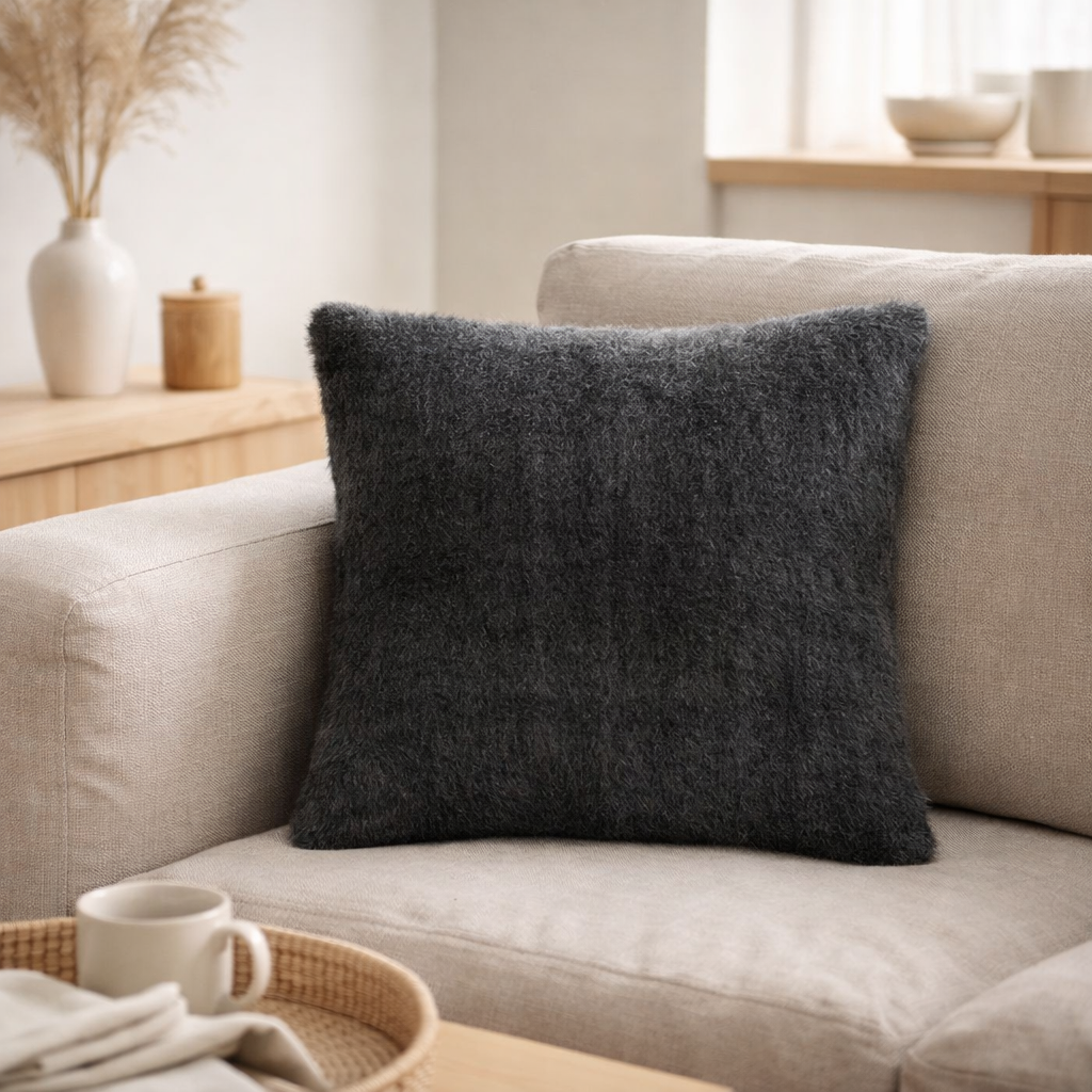 Coussin Kinta Carbone 45 x 45 en situation