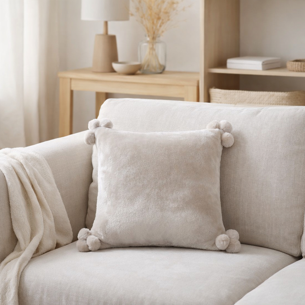 Coussin Tender pompons Perle 45 x 45 en situation