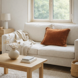 Coussin uni Fara Caramel 45 x 45 en situation