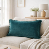 Coussin uni Fara Paon 40 x 65 en situation