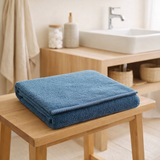 Drap de douche Bora Acier 70 x 130 en situation