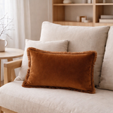Coussin uni Fara Caramel 30 x 50 en situation