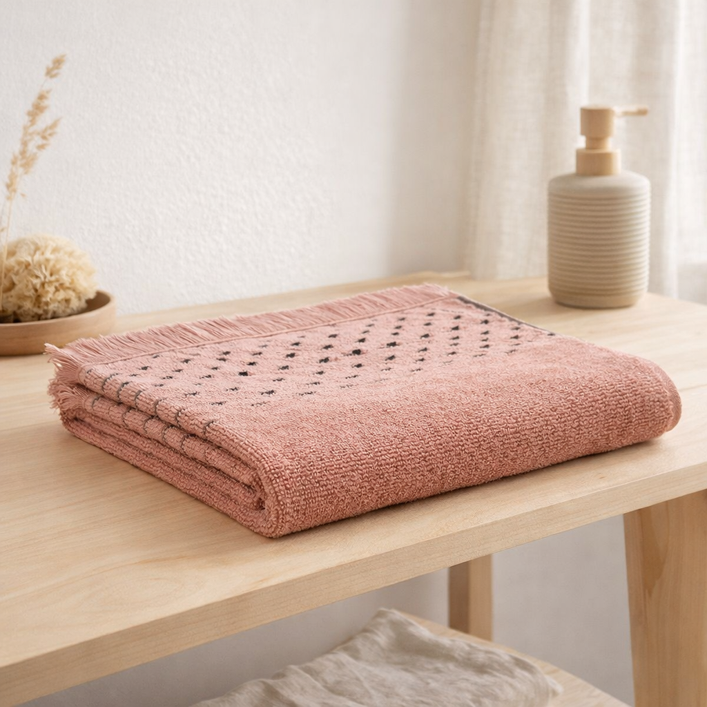 Serviette de toilette Julia Blush 50 x 100 en situation