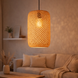 Abat-jour en bambou tressé – Lampe à suspension faite main AGUNG (Ø 22 cm) en situation