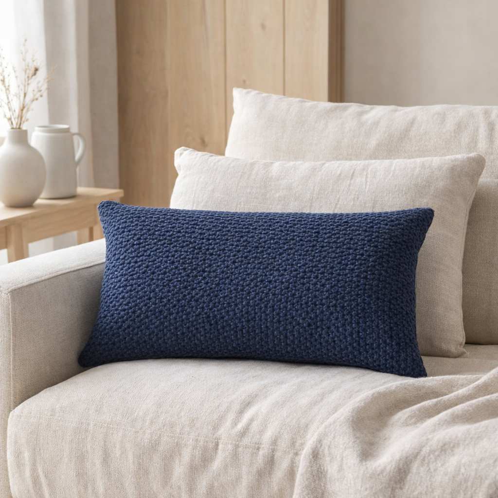 Coussin Maia Bleu Navy 30 X 50 en situation