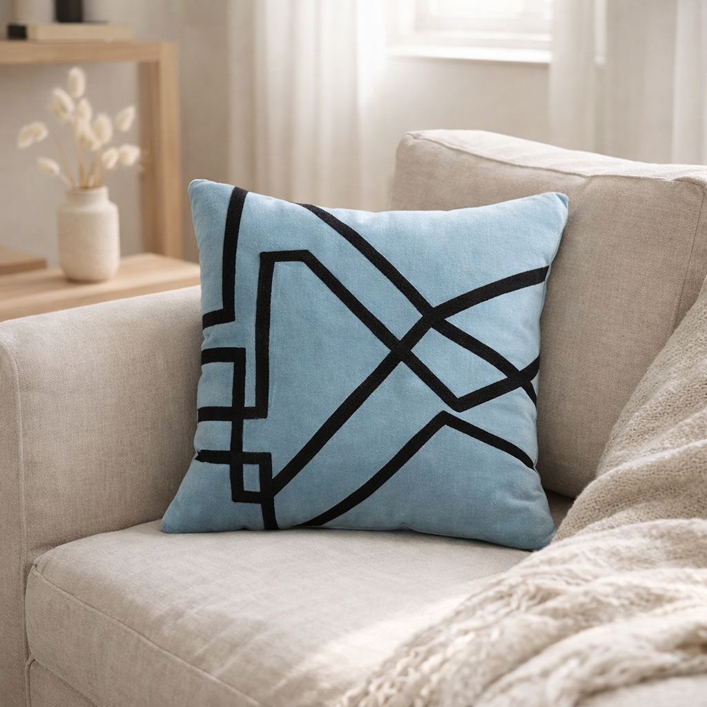 Coussin Fara brodé Quartz 45 x 45 en situation