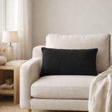 Coussin Maia Noir Carbone 30 X 50 en situation