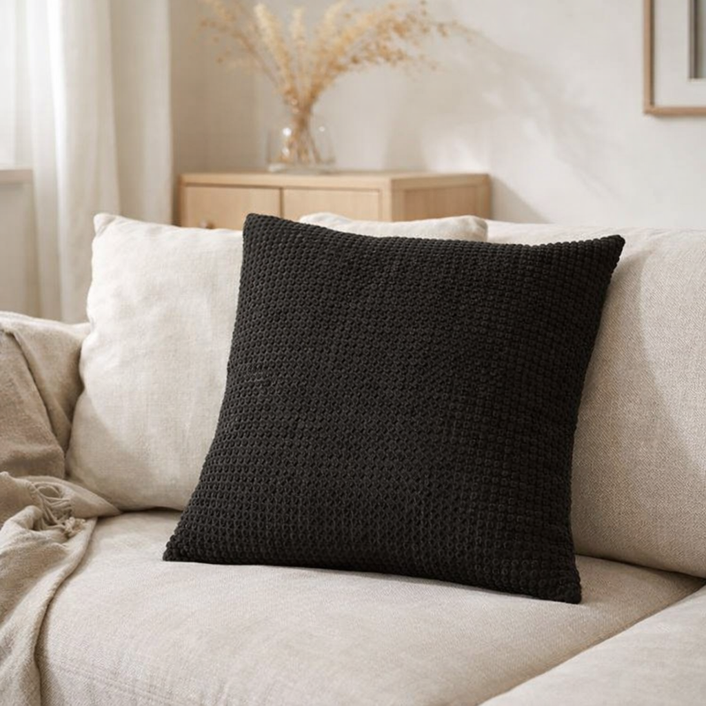 Coussin Maia Noir Carbone 45 X 45 en situation