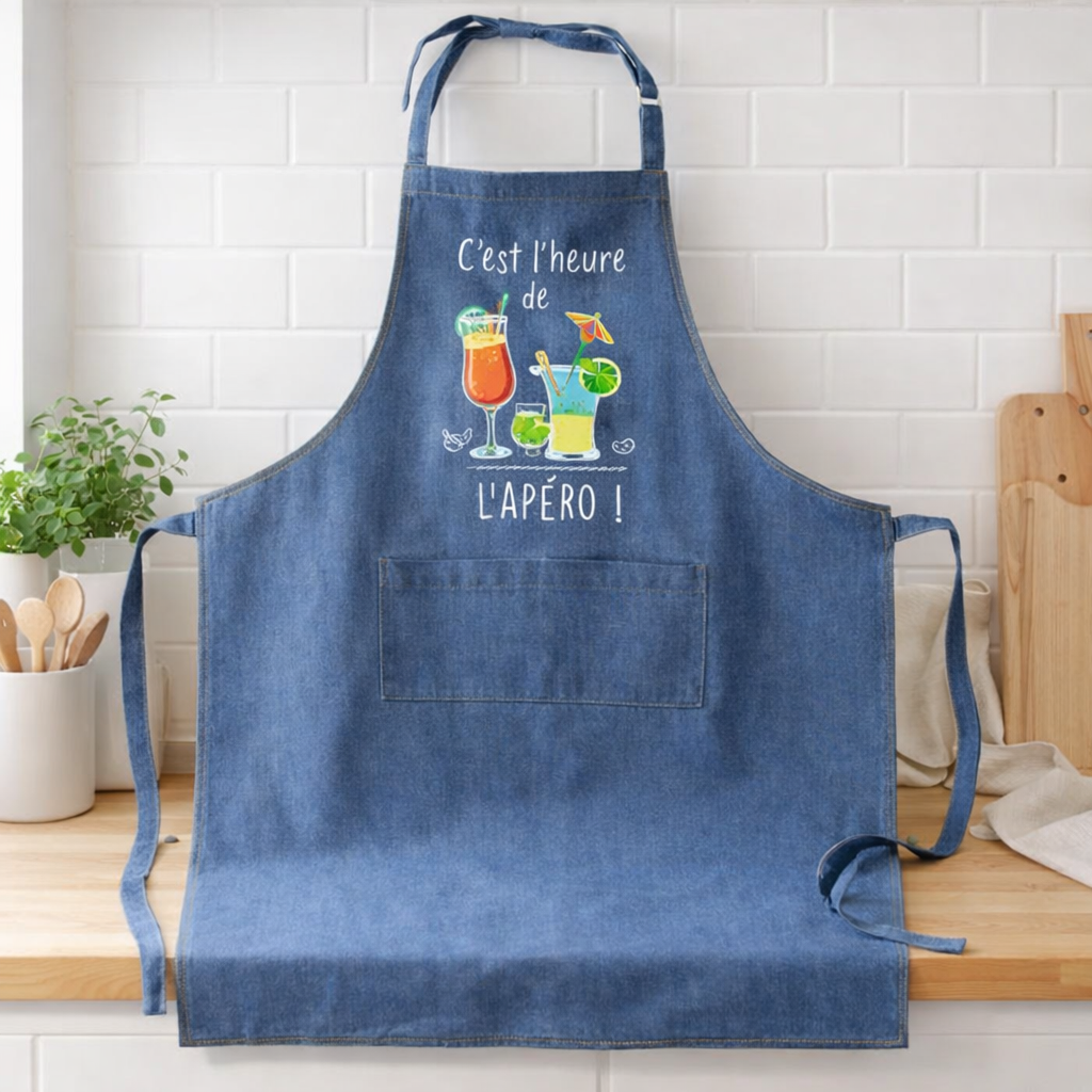 Tablier de cuisine L'apéro Bleu denim 90 x 72 en situation