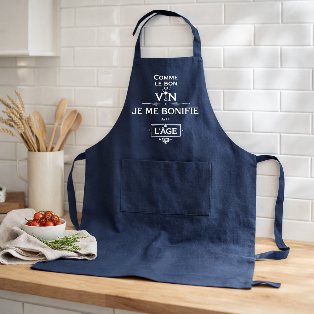 Tablier de cuisine Je me bonifie avec l'ége recyclé Indigo 72 x 90 en situation