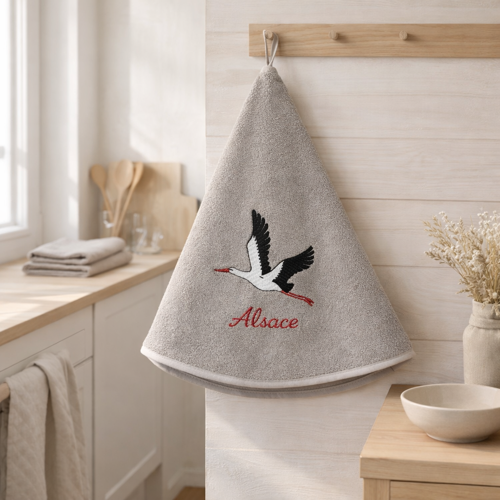 Essuie-mains rond brodé Cigogne envol Gris diamétre 60 cm en situation