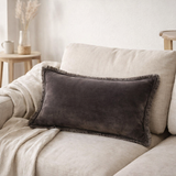 Coussin uni Fara Ombre 30 x 50 en situation