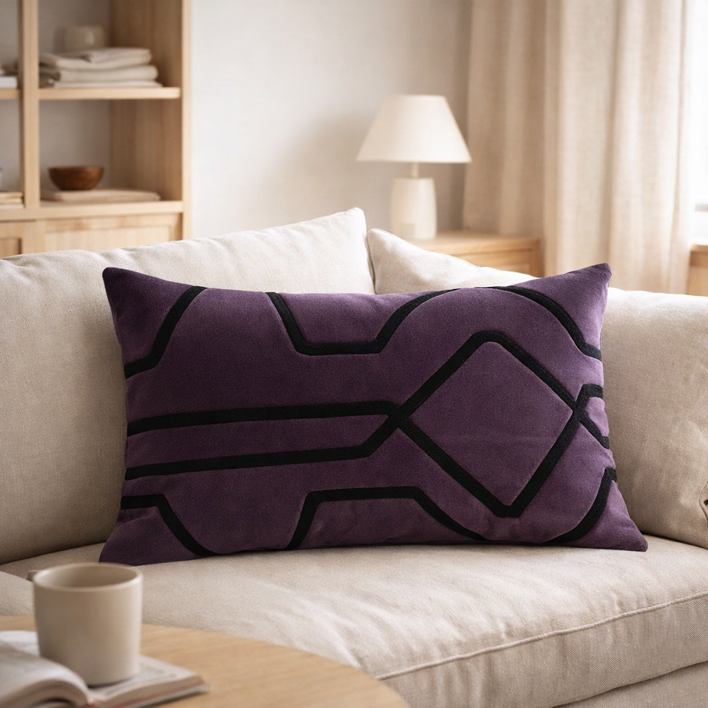 Coussin Fara brodé Raisin 40 x 65 en situation