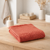 Serviette de toilette uni Zoé Brique 50 x 100 en situation