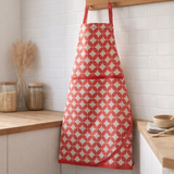 Tablier de cuisine enduit Fatou recyclé Rouge 72 x 85 en situation