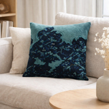 Coussin Mara brodé Vert de gris 45 x 45 en situation