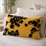 Coussin Rosalie brodé Mirabelle 40 x 65 en situation