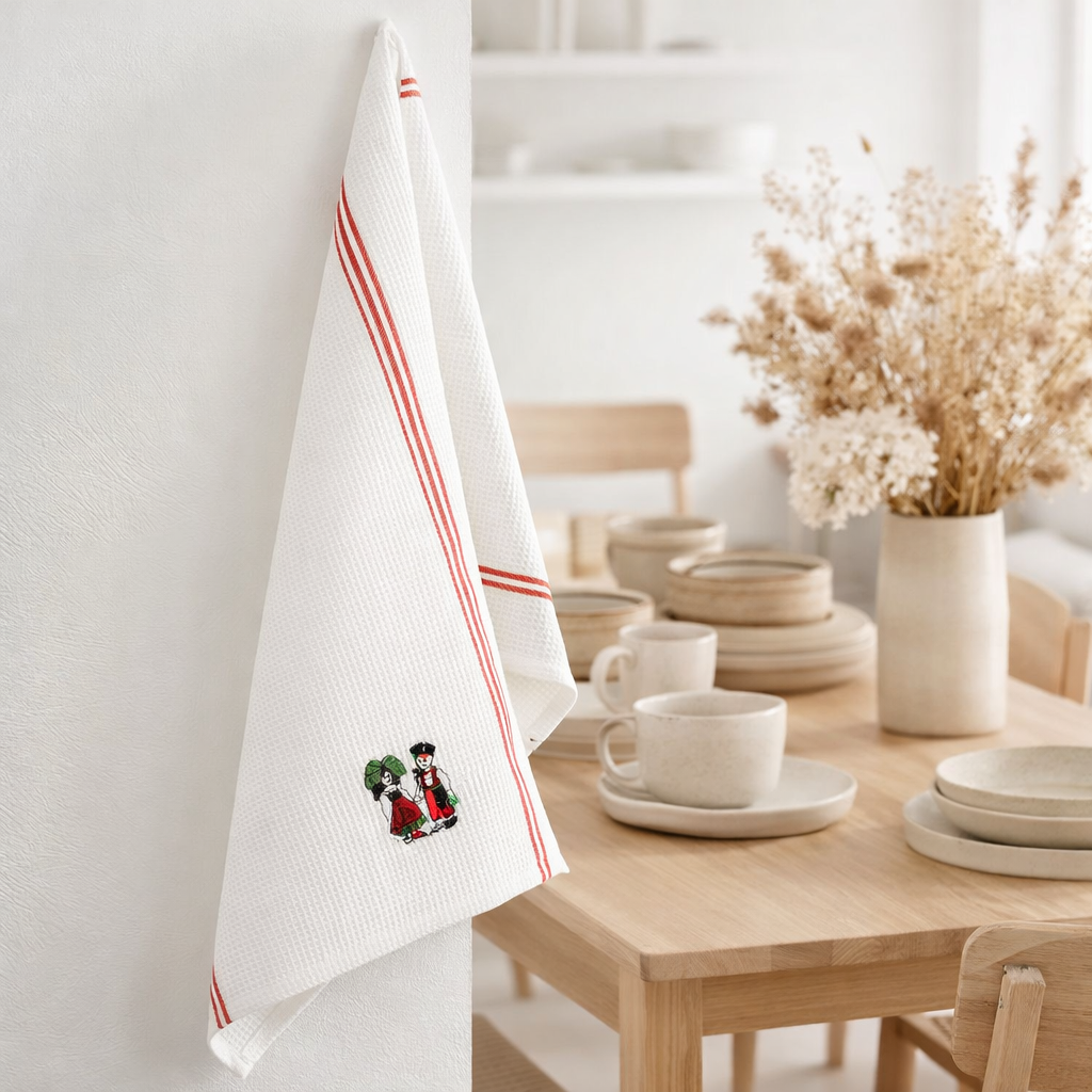 Torchon Nid d'abeilles Couple Enfants Alsace Blanc 50 x 70 en situation