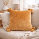 Coussin Tender pompons Ocre 45 x 45 en situation