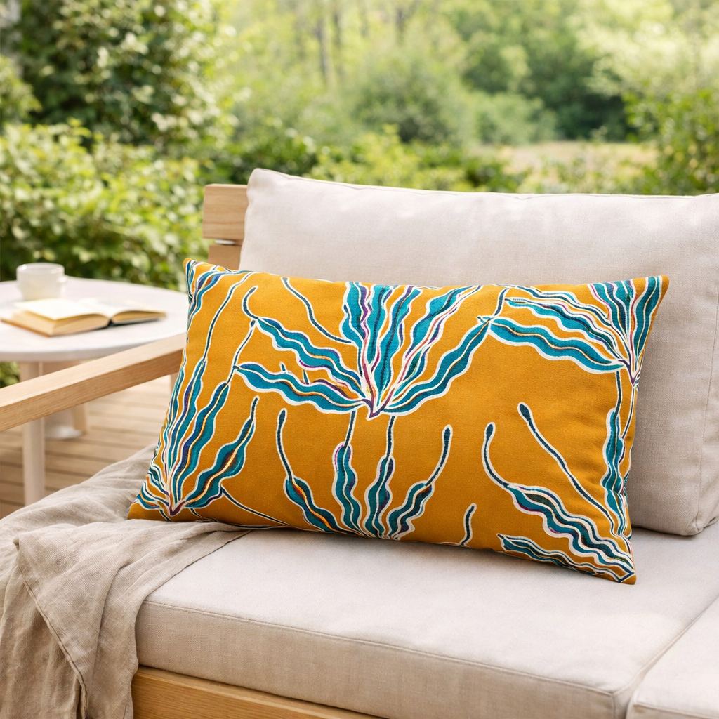Coussin imprimé Alga outdoor Bronze 40 x 65 en situation