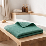Drap de bain recyclé Abby Emeraude 90 x 150 en situation